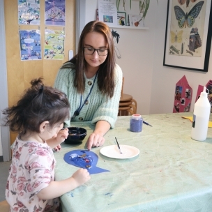 Pædagogisk assistent maler med barn